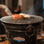 炭火焼肉 矢つぐ - 2017.8 炭火の七輪でホルモンとシマチョウを焼いています