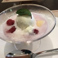 ガストーラ - 桃のクリームソーダ風