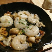 パージナ イタリアン ファイアワークス プラス カフェ ～薪焼きイタリアンとワイン～ - エビとマッシュルームのアヒージョ