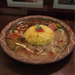 トリッピンスパイス - ホワイトチキンカレーと、挽肉と夏野菜のカポナータカレーの、あいがけ