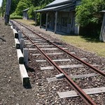 シーサイドホテル - 奥行駅。廃線後、駅舎、線路が保存されていました。国道から道道に入ってすぐ左側。道路から駅舎が見えます。