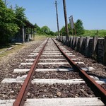 シーサイドホテル - 青い空と引退した鉄路。