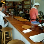 マンボ飯店 - 入口入ってカウンターです。