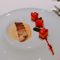 Takumi - 鯛のポワレ 鯛骨のソース サフランとレモンの焼きリゾット ブロッコリーとアボガドの緑タブナードサラダ パプリカ風味のマヨネーズと唐辛子