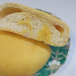 Vidofuransu - レモン型のパンの中に柔らかな酸味の瀬戸内レモンピュレーとクリームを詰めた香りの良いパンです。
                      