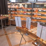 Vidofuransu - 広いカフェコーナーも併設された店内は通勤や通学で大橋駅を使う方々で賑わってました。