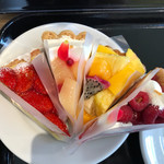かにわしタルト店 - 夏苺のタルトと桃とチーズの贅沢タルト、常夏タルト、赤いフランボワーズのタルト
