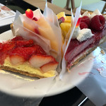 かにわしタルト店 - 夏苺のタルトと桃とチーズの贅沢タルト、常夏タルト、赤いフランボワーズのタルト