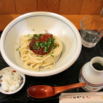 手打うどん かとう - 辛口!!　肉味噌まぜうどん