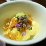 とうもろこしの冷たい茶碗蒸しに雲丹を乗せて