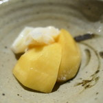 佳肴みを木 - ほっき貝に桃の紹興酒漬けを添えて