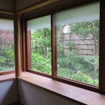 イチリン ハナレ - 窓の外の緑