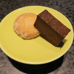 イチリン ハナレ - 焼菓子：山椒を練り込んだショコラ 杏仁のクッキー