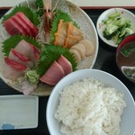 市場食堂 - 刺身定食。刺身は六種類、14切れ。お新香、赤味噌のみそ汁。