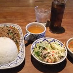 タイ料理レストラン ラナハーン - カパオムーラカオ（スープ付き）です、１０５０円です