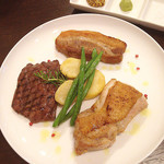 Kicchin Sumairu Sousaku Ryourinomise - 肉・肉・肉 盛り合わせ
                        牛ハラミ肉、鶏もも肉、豚バラ肉を、岩塩、粒マスタード、山葵で。