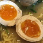 HANABI - HANABI煮玉子らーめん980円の煮玉子のアップ