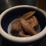 庄司 - お通しは鶏肉と笹だけね煮物