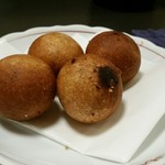 熱々の汁を含んだ揚げ餃子