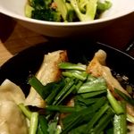 Shourai - ニラ餃子とブロッコリーサラダ