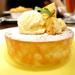 星乃珈琲店 - クレマカタラナとアングレーズソースのスフレパンケーキ