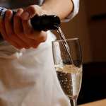 h Nihonshu Baru Kagura - 当店の日本酒(180ml)は、シャンパングラスにてご提供