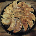 ぎょうざ屋 天孫降臨 - 鉄板ぎょうざ定食 880円
