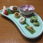 日の出 - 口取(筍の梅和え、蛤のはんぺい、穴子の錦糸巻き、カニの湯葉巻き、えんどう豆ほか)