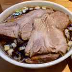 りきどう - つけ汁とチャーシューのアップ