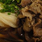 うどん屋 きすけ - うどんと肉のアップ　※肉は赤身多し