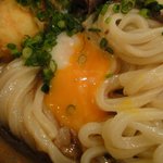 うどん屋 きすけ - うどんの間から、温泉玉子がお目見え
