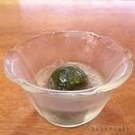 宮川町　水簾 - 氷の塊を和包丁でガリガリ削って、青梅の上にパラパラと・・