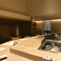 鮨たかや - 落ち着いた雰囲気の店内