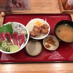 築地食堂　源ちゃん - 【2017年06月】ブリ漬けしらす丼と唐揚げ＠980円、提供時。