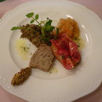 ランチ前菜盛り合わせ（豚レバーの田舎風パテ、真鯛の南蛮漬け、フルーツトマトとバジルのブルスケッタ、レンズ豆の煮込み）