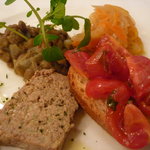 ランチ前菜盛り合わせ（豚レバーの田舎風パテ、真鯛の南蛮漬け、フルーツトマトとバジルのブルスケッタ、レンズ豆の煮込み）