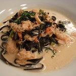 アンティカ オステリア バーチョ - ズワイ蟹とほうれん草のクリームソース イカ墨を練り込んだタリアテッレ