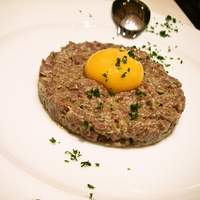 ヌガ - タルタルこそビストロの味。フレンチフライがほしいとこだけどね。