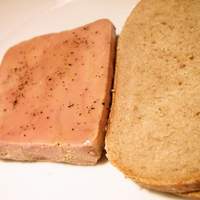 ヌガ - このキメ細やかなフォワグラのテリーヌ。ここだけは食べられる。