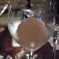 RISTORANTE OZIO - ボール状に凍らせたロゼワイン