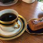 キャトル キャールとサービスのコーヒー