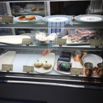 旅するmocoカフェ - ケーキコーナー。早い時間帯だったのでまだ出揃ってません。