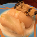 魚敬 - ★貝三貫
      あかにし・つぶ・ほたて。貝の食感を存分に楽しめる。あかにしとつぶのコリコリ感に、ホタテのねっとり感がまた！３３０円。