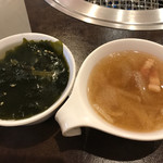 焼肉 宝島 - 本日のスープ <わかめ & 自家製ベーコンのオニオンスープ > このスープ、予想外に美味しかった〜♪♪