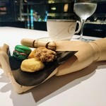 レスト ケイ ヤマウチ - 小菓子が手の上に乗ってやって来たぁ～＼(^^)／