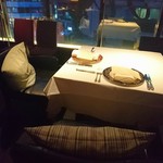 レスト ケイ ヤマウチ - 窓際のゆったり素敵なテーブル席へ