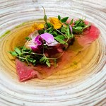 レスト ケイ ヤマウチ - 源氏和牛にお出汁を注いで頂きます。