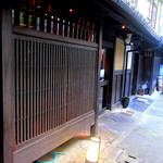 お数家いしかわ - 路地を入った場所に…まさに隠れ家