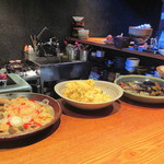 お数家いしかわ - カウンターの上には「おばんざい」が並ぶ