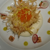ラトリエ ドゥ ジョエル・ロブション - 半熟卵　ブリックをまとわせて揚げ　コンテチーズとスモークサーモンのハーモニーで